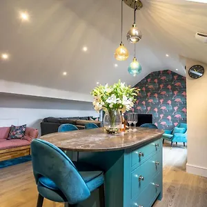 The Quadrant - The King Apartment